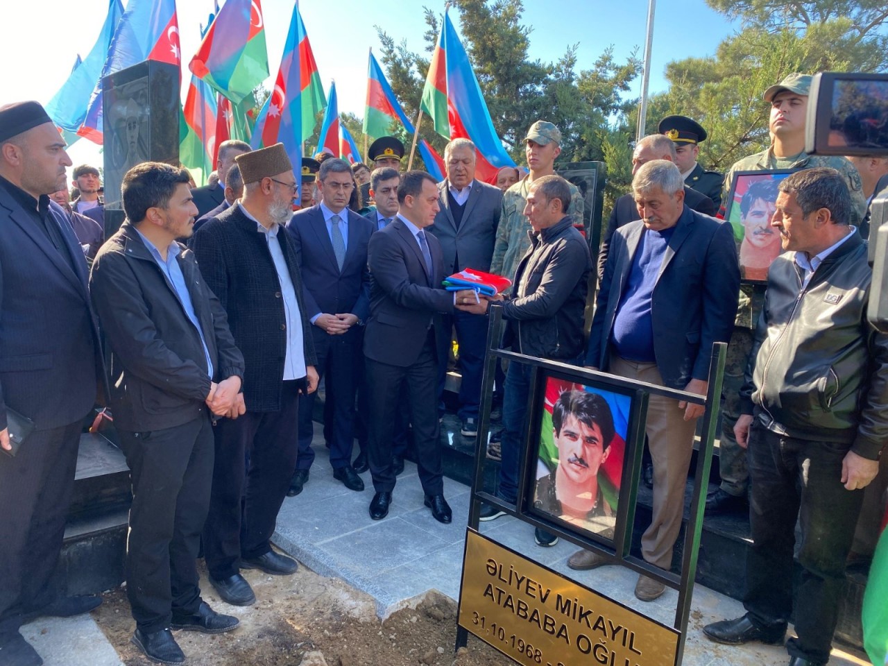 Xocalı soyqırımında itkin düşən şəhidimiz Xəzər rayonunda torpağa tapşırılıb - FOTOLAR